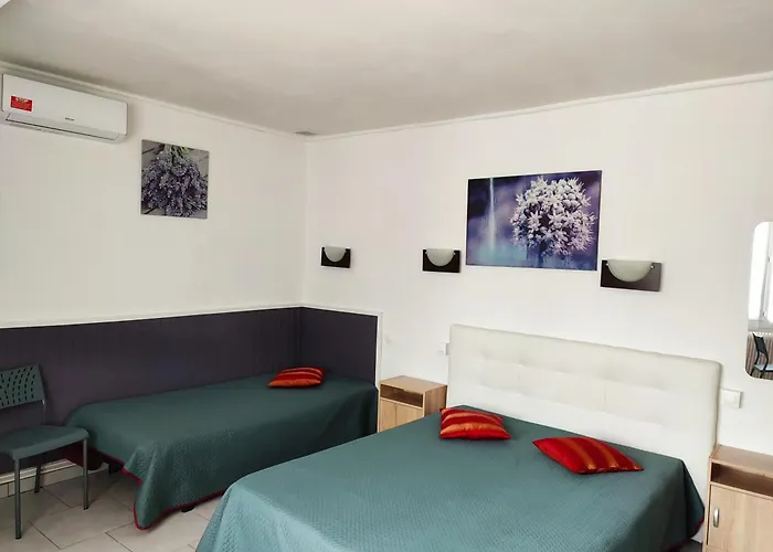 卡吕普索酒店 2* 耶尔