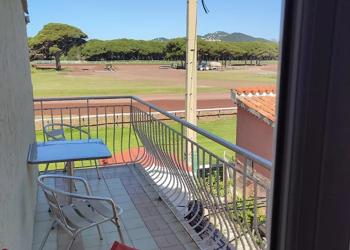 卡吕普索酒店 2* 耶尔